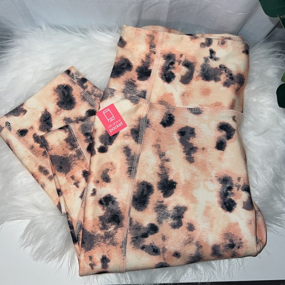 Marika Carson Side Pocket Mid Calf Cheetah Capri Leggings - Picture 3 of 4